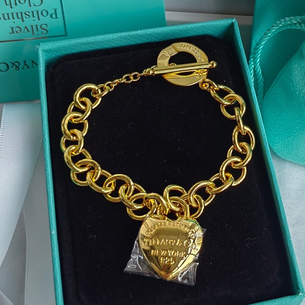 Tiffany & Co  Luxurious Gold Chain Bracelet with Heart Charm